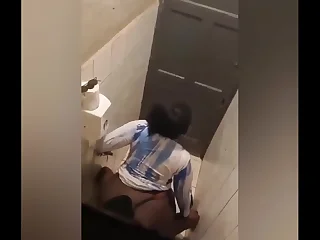 Caiu na net , Gostosa africana fudendo no WC de um Bar gostosa Para Cacete